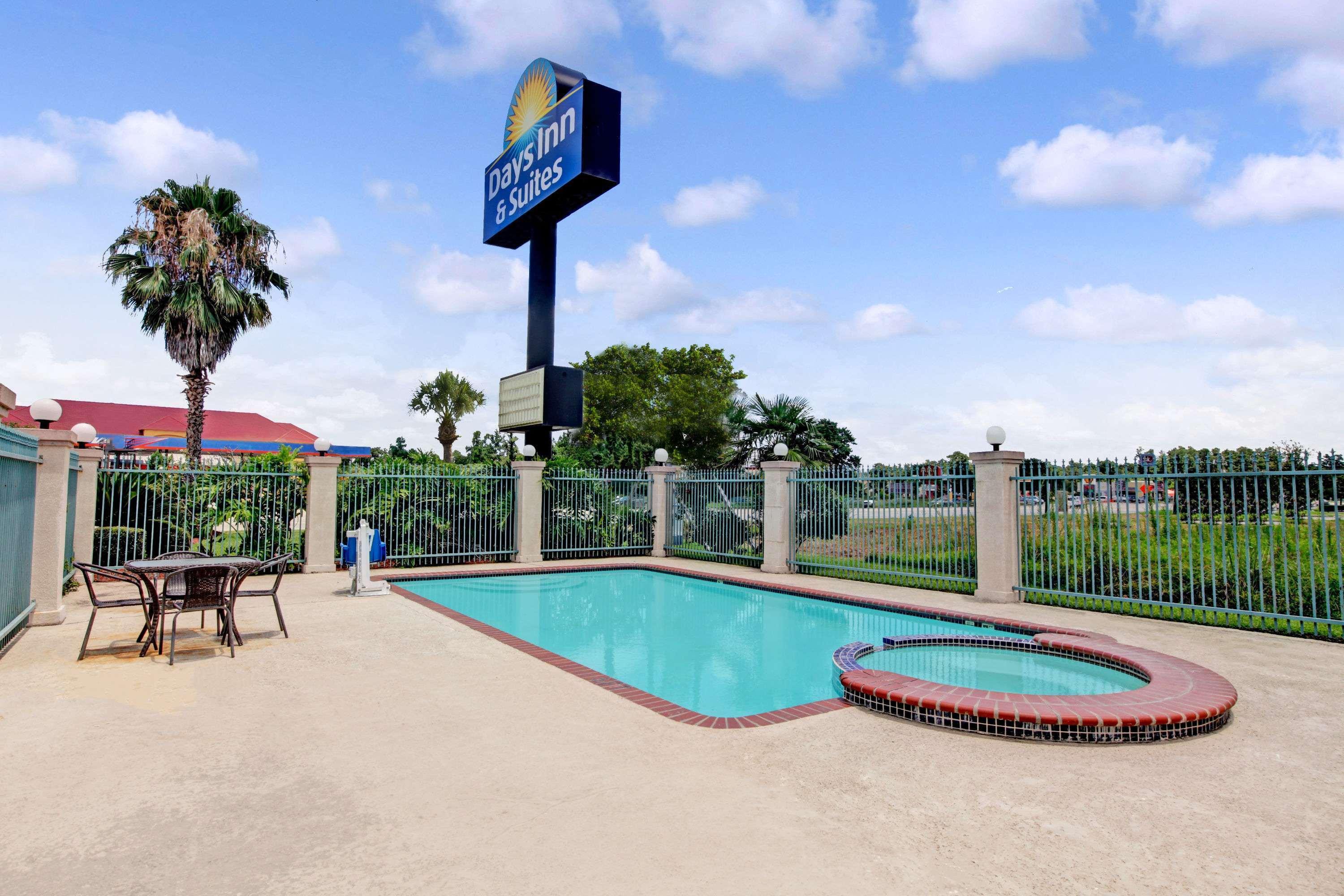 Days Inn & Suites By Wyndham Houston North - Spring Exterior photo